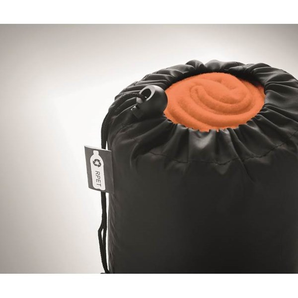 Obrázky: Fleecová cestovní deka z RPET s obalem, oranžová, Obrázek 6